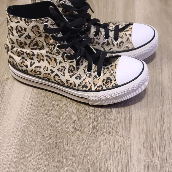 Converse For Juniors Or Kids Leopard Print Canvas Sneakers Size 4 Like New - Picture 2 of 6